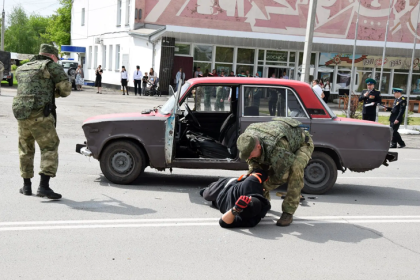 Иностранцев показательно поймали в День пограничника в центре Карасука