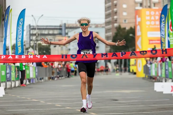 По Красному проспекту пробежали 15 тысяч участников полумарафона Раевича