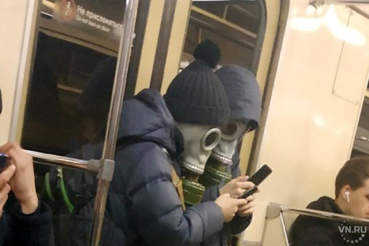 Подростки в противогазах шокировали пассажиров метро