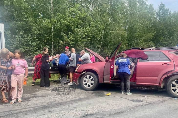 В лобовом столкновении с Кадилаком под Новосибирском пострадали 5 человек