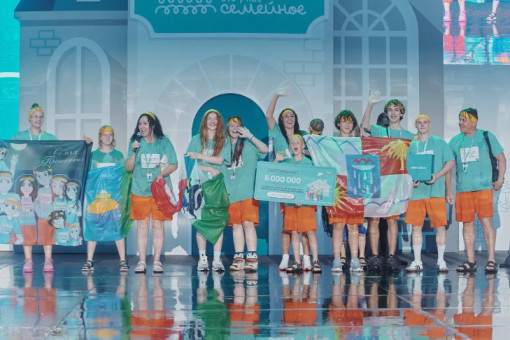 Губернатор Травников поздравил семью с 20 детьми с победой в национальном конкурсе