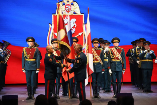 Новосибирский генерал-лейтенант Сафаров получил личный штандарт от Золотова