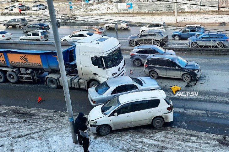 Массовое ДТП парализовало движение на Большевистской в Новосибирске