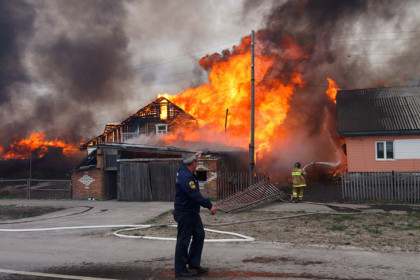 Мать с двумя детьми погибла в пожаре под Новосибирском