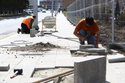 Дорожки не выдержали зиму: в «Бугаков-парке» перекладывают разрушенную плитку