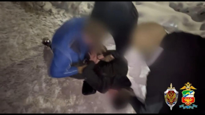 В сети появилось видео задержания новосибирских подростков, подозреваемых в диверсиях