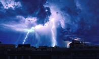 Жгут дома и убивают скот: мощные молнии угрожают Новосибирску