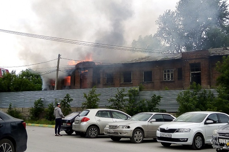 Более 30 человек тушат пожар в Новосибирске