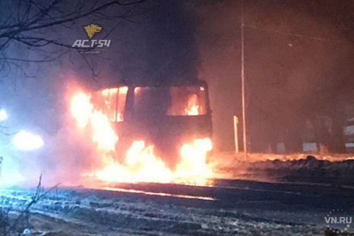 Огонь охватил автобус с пассажирами в Новосибирске