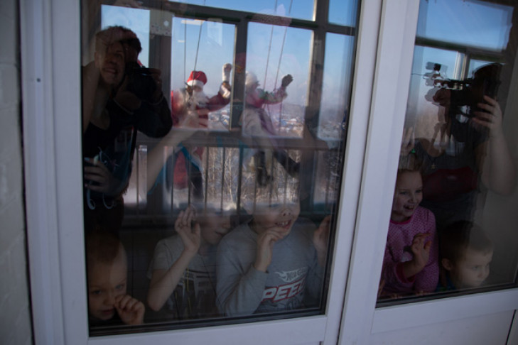 Деды Морозы-альпинисты спустились к детям с крыши больницы