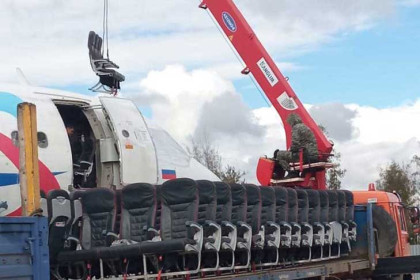 Самолет «Уральских авиалиний» начали разбирать в поле под Новосибирском