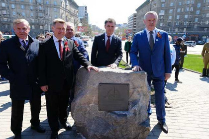 Первый камень стелы «Город трудовой доблести» установили в Новосибирске 9 мая 