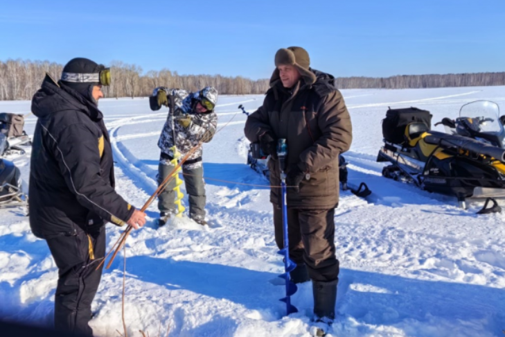 Рыбу от массового мора спасли на озере Клыгино под Новосибирском