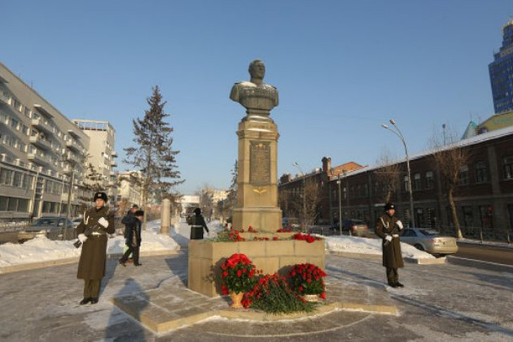 Андрей Травников возложил цветы к бюсту маршала Покрышкина в День Героев Отечества