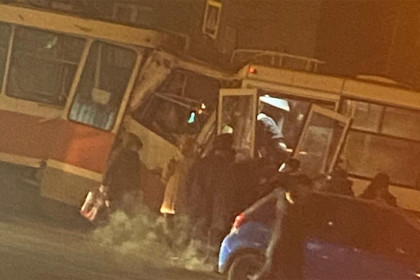 Два трамвая столкнулись на Сибиряков-Гвардейцев в Новосибирске: 11 человек в больнице