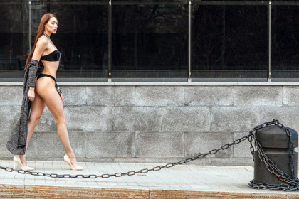 Девушка с идеальным телом прошлась в бикини по Новосибирску