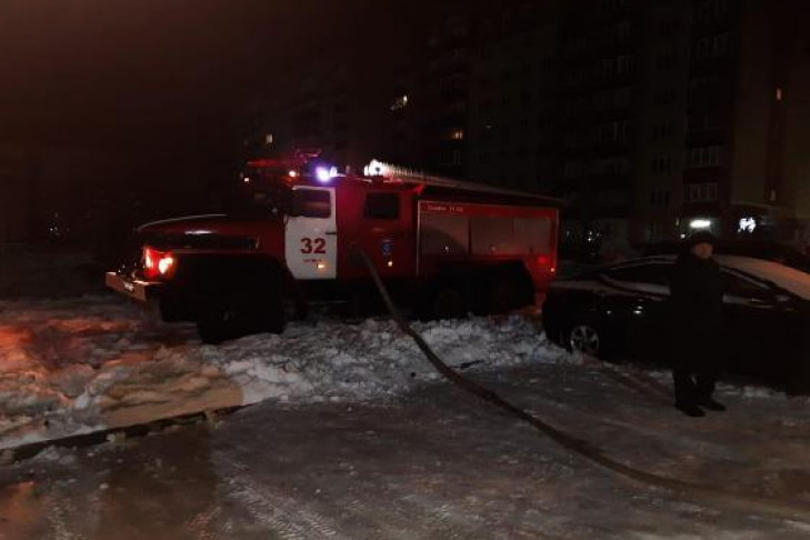 Двое погибли, 20 человек спасли из горящего дома по улице Красная Сибирь 