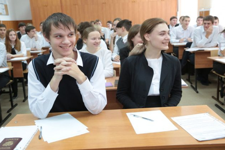 С телефонами на ЕГЭ попались выпускники в Бердске