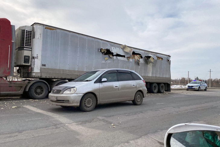 Ствол танка проткнул фуру на Ордынском шоссе