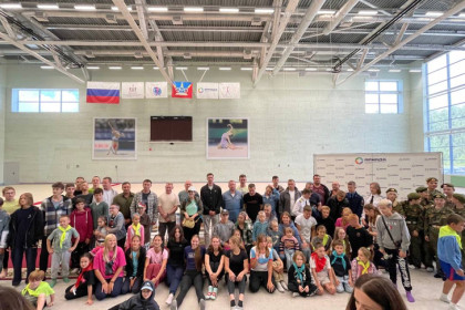 «Русские витязи» и «Стрижи» встретились с юными спортсменами в Краснообске