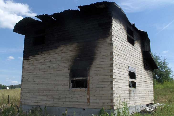 От удара молнии загорелся дом в Новосибирской области