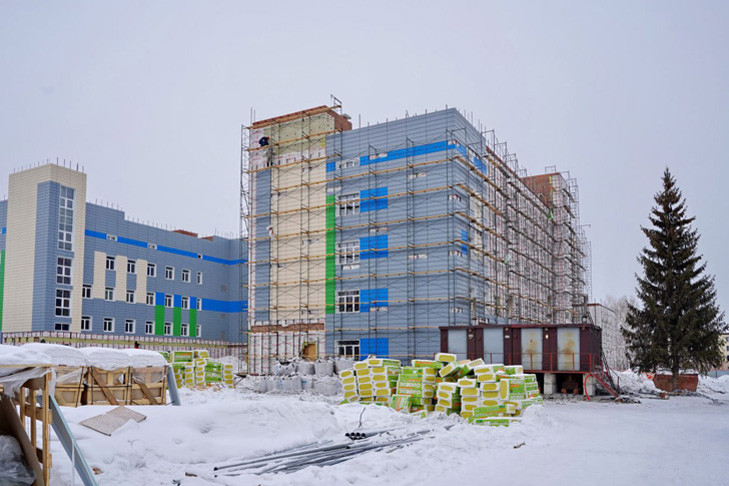 Поликлинику в Краснообске строят с опережением графика