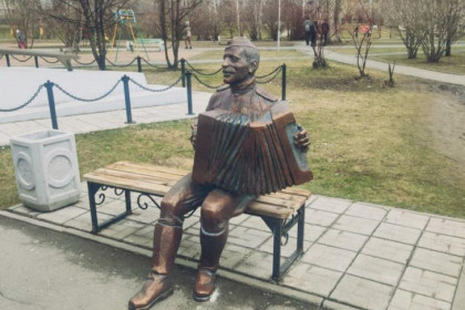 Памятник Василию Теркину восстановили к 9 Мая в Новосибирске