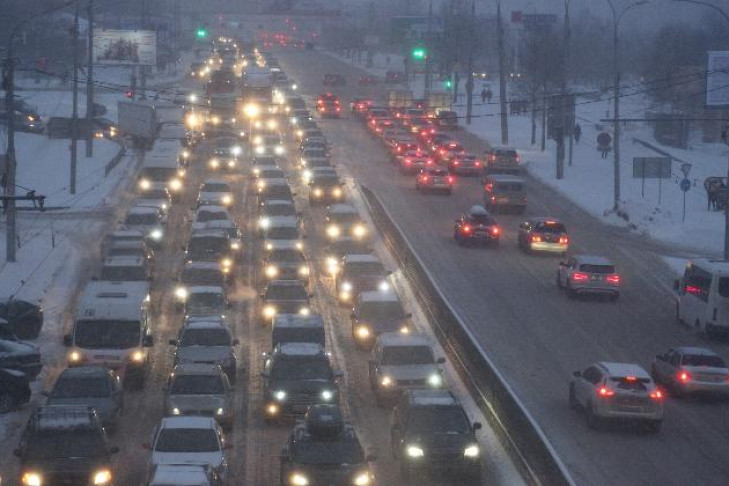 «9 баллов, город стоит»: пробки вновь истязают Новосибирск