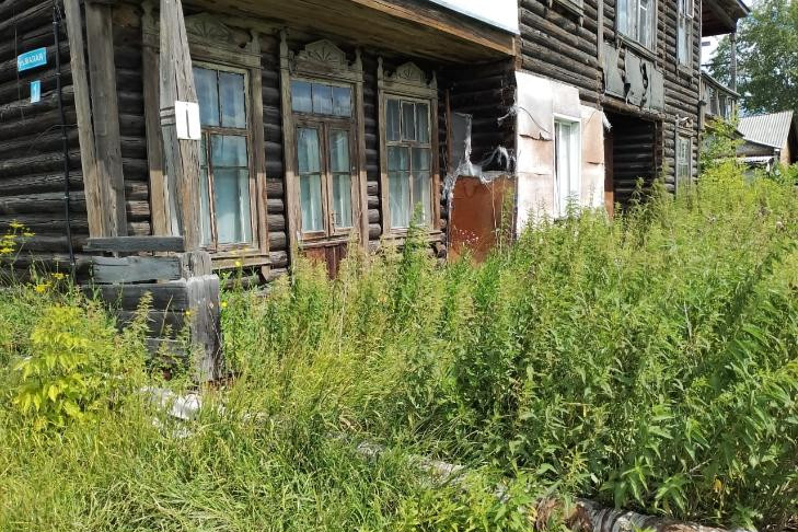 Пенсионеры не могут переехать из дома-развалюхи в Барабинске