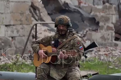 Боец Сумрак из новосибирского отряда «Вега» спел на передовой СВО