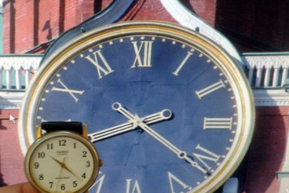 Названо точное время перевода часов в Новосибирской области