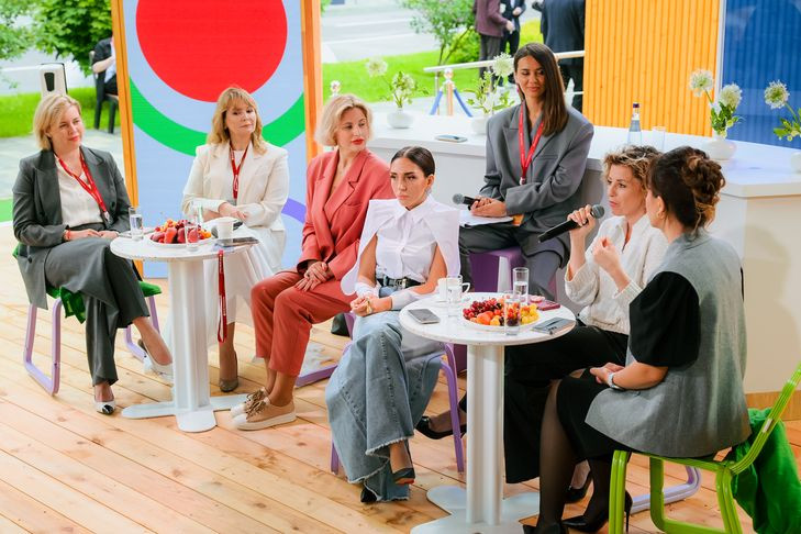 Эксперты паблик-тока Авито на ПМЭФ: Каждая третья женщина начала бизнес без стартового капитала