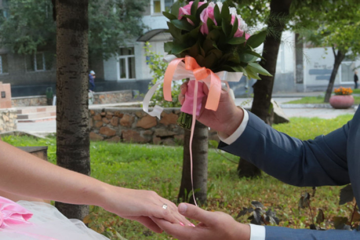 Целоваться в масках обязали молодых при регистрации брака с 1 ноября