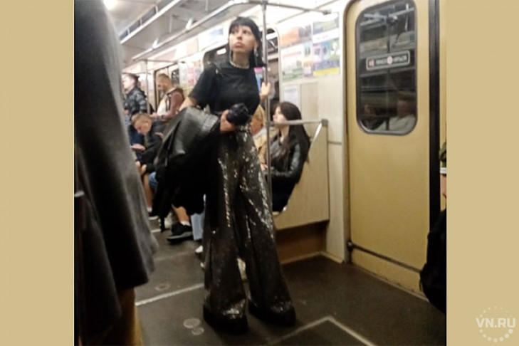 Девушка в восхитительных штанах привлекла внимание в метро