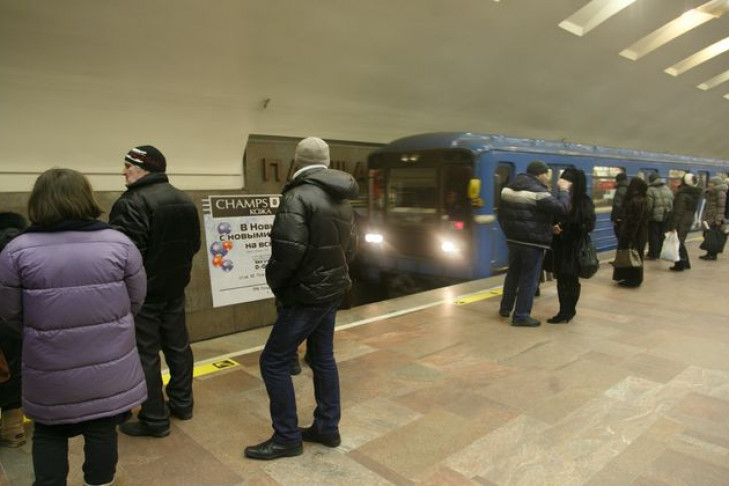 На станции «Площадь Ленина» женщина упала на рельсы 