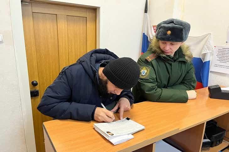 В Новосибирске мигрантов отправили на службу в ВС РФ