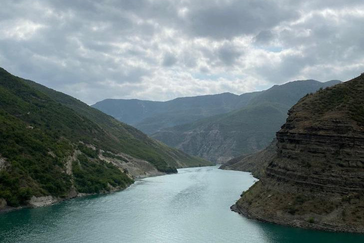 Море бушевало всю ночь: новосибирские туристы пережили землетрясение в Дагестане