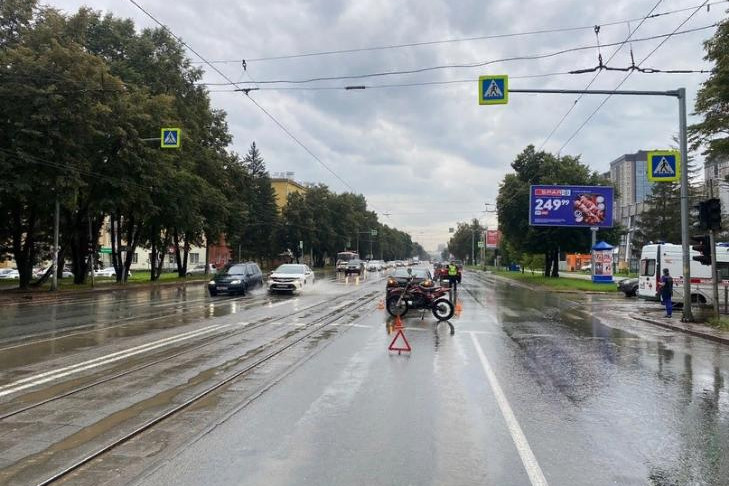 Подросток на питбайке врезался в водителя Mazda в Новосибирске