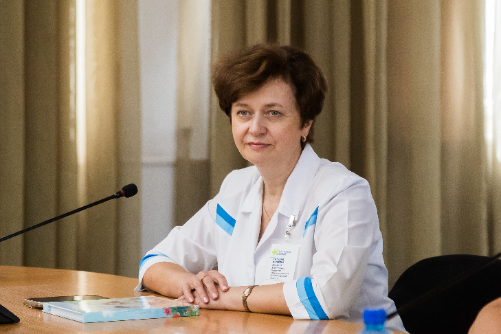 Замминистра здравоохранения Татьяна Анохина отбирала лучшие работы. Фото Андрея Заржецкого