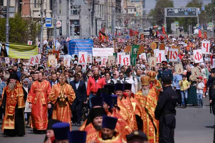 Более 7 тысяч новосибирцев прошли Крестным ходом по Красному проспекту 21 мая