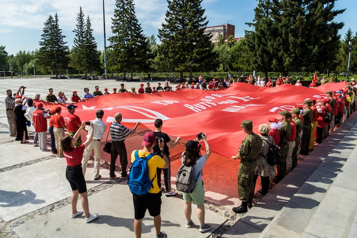 В Новосибирск прибыл патриотический автопробег с 200-метровым Знаменем Победы