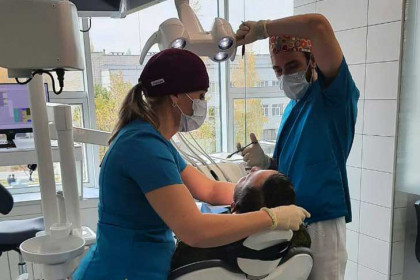 Мобилизованным бесплатно лечат зубы волонтеры-стоматологи в Новосибирске