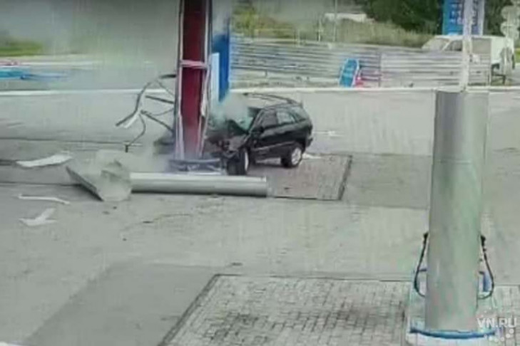 Пьяный водитель врезался в бензоколонку под Новосибирском