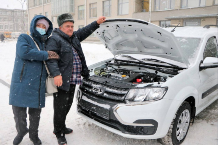 Семнадцати многодетным семьям подарили по машине в Новосибирске под Новый год