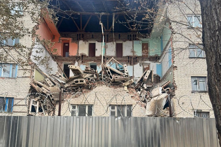 Официально: МЧС прокомментировало обрушение аварийного здания в Куйбышеве