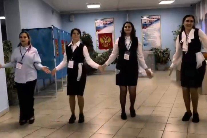 Танцевальный флешмоб организовали на избирательном участке под Новосибирском