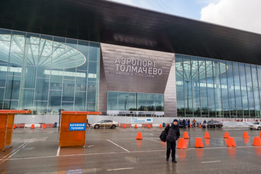 Смартфоны начали проверять у пассажиров в аэропорту Толмачево