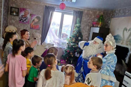 Дед Мороз поздравил семью с четырьмя детьми из Луганска в Толмачево