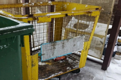 Старые сетки для вторсырья оказались бесхозными во дворах Новосибирска