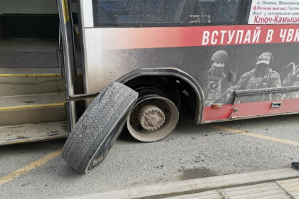 Хромой автобус №13 потерял покрышку на Красном проспекте в Новосибирске